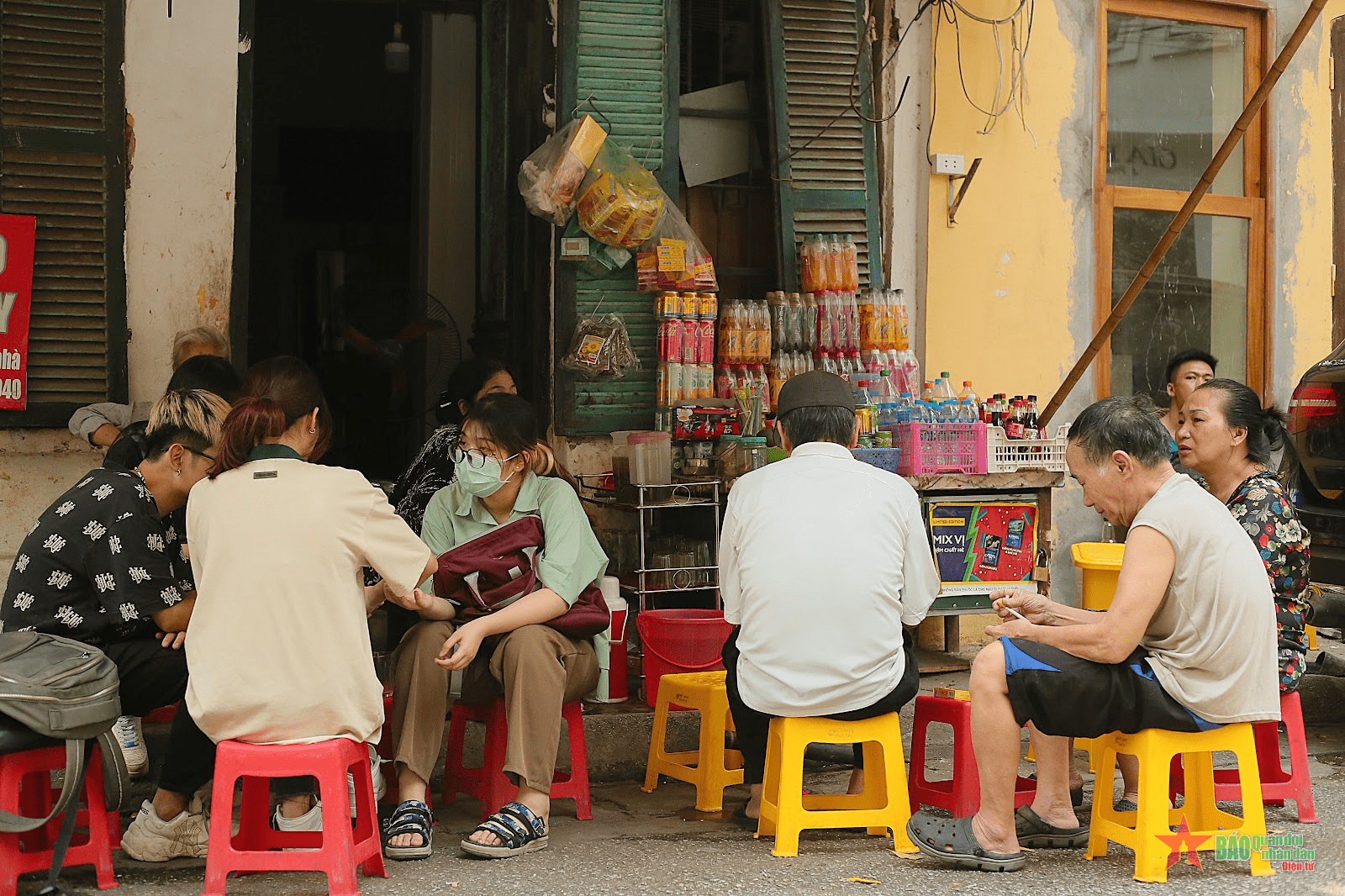 sidewalk iced tea Hanoi