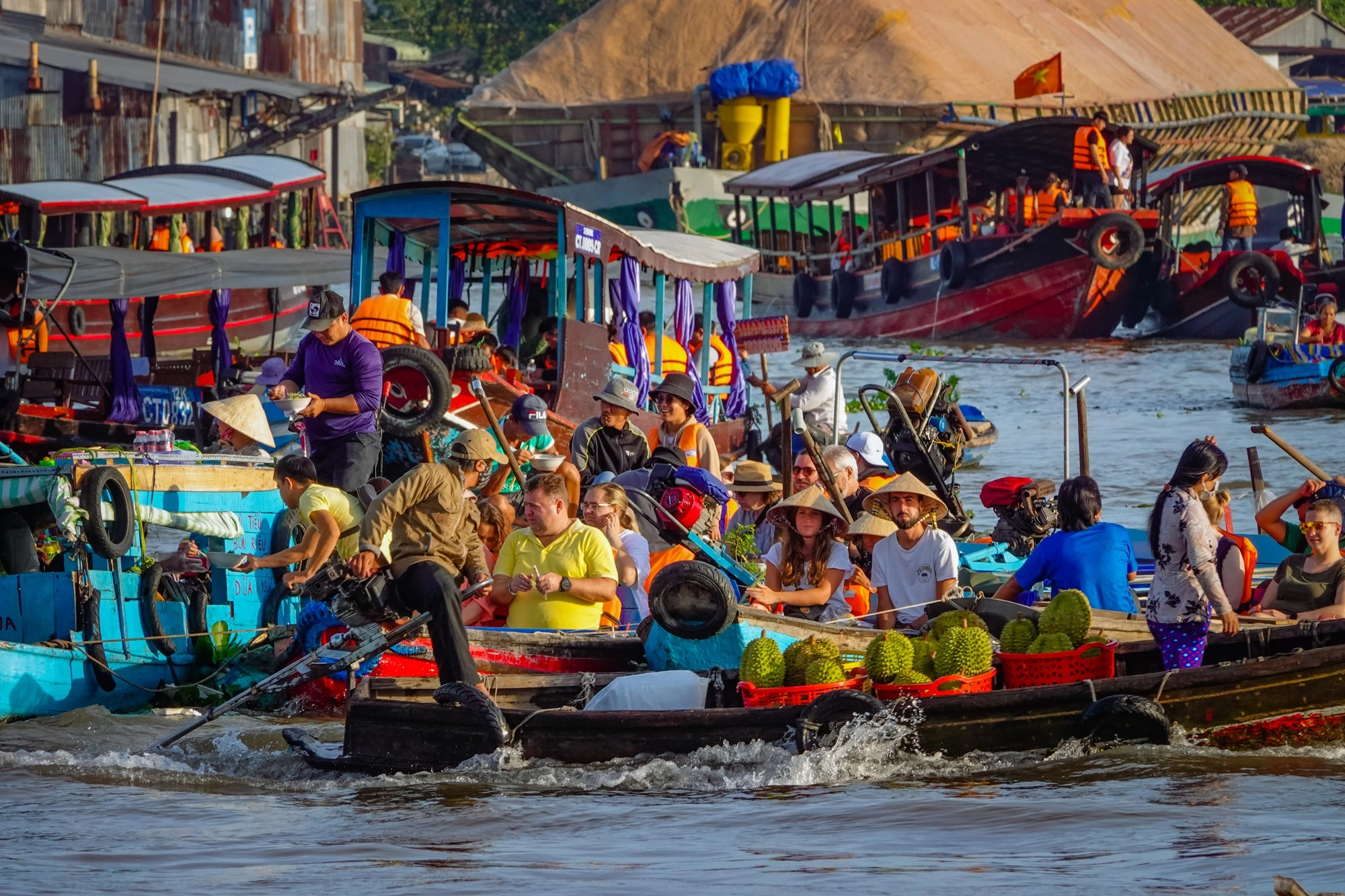 Cái Răng floating market (Cần Thơ)